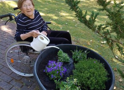 Bewohner der Residenz sind bei der Gartenarbeit behilflich