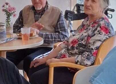 Senioren unterhalten sich am Tisch