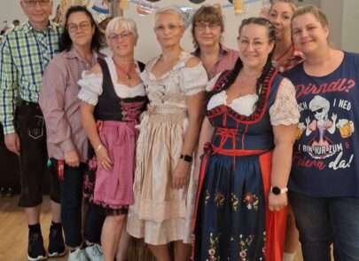 Mitarbeiter posieren in ihren Trachten