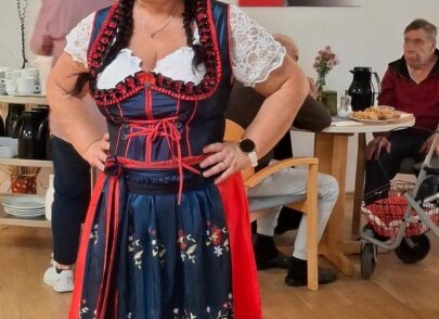 Sympatisch lächelnde Frau im Dirndl