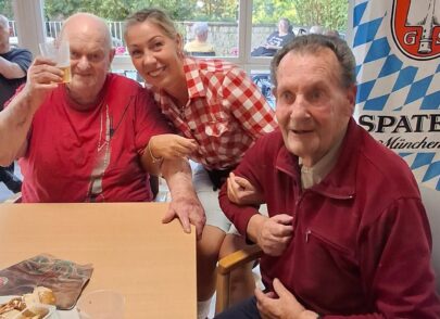 Senioren feiern mit Mitarbeiterin